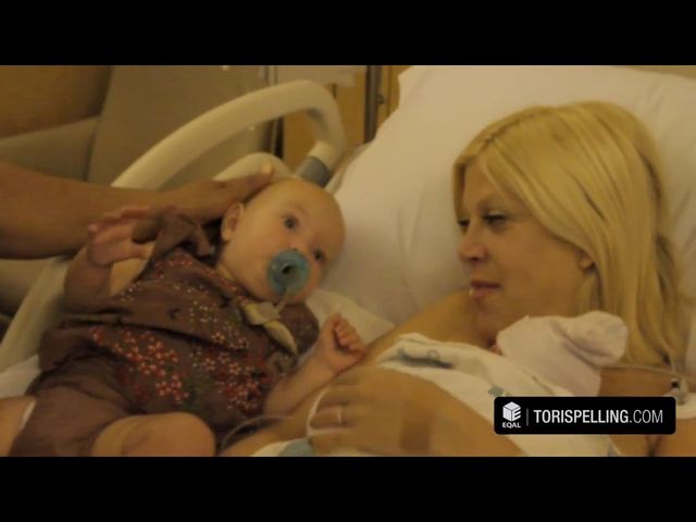 Dzieci Tori Spelling przyszły do niej tuż po porodzie VIDEO Dzieci Tori Spelling przyszły do niej tuż po porodzie VIDEO