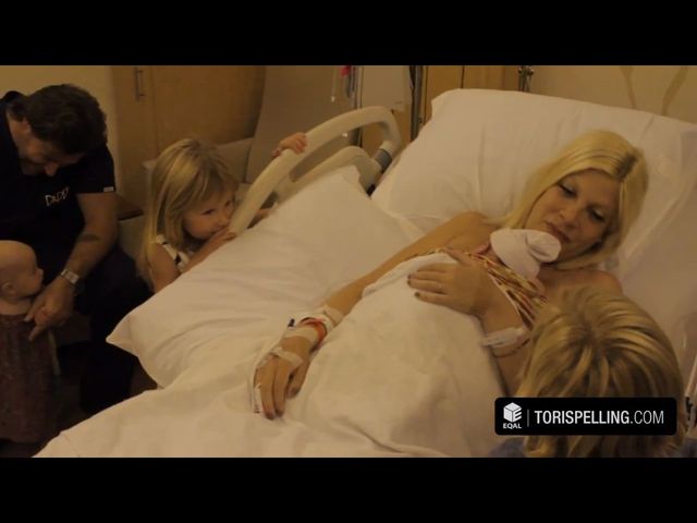 Dzieci Tori Spelling przyszły do niej tuż po porodzie VIDEO Dzieci Tori Spelling przyszły do niej tuż po porodzie VIDEO