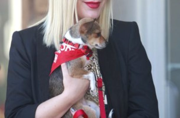 Tori Spelling przed i po zrobieniu makijażu (FOTO)