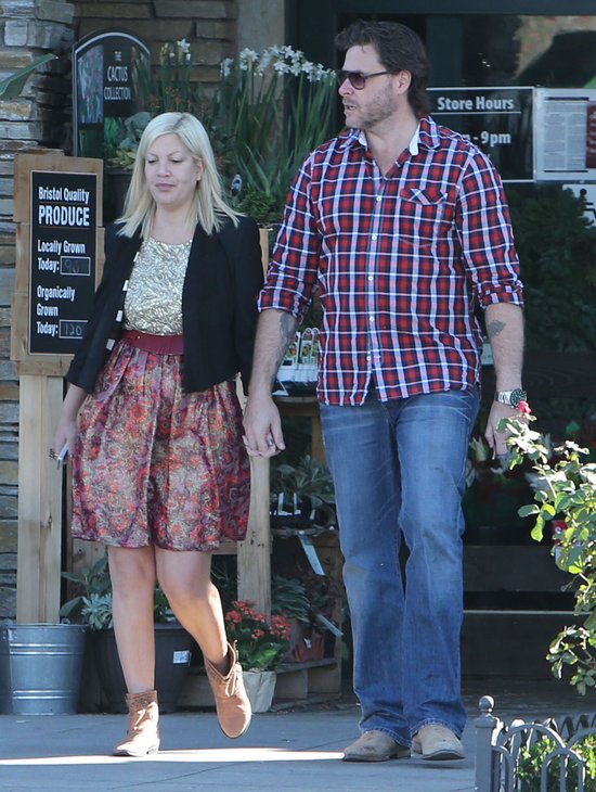 Tori Spelling przed i po makijażu (FOTO)