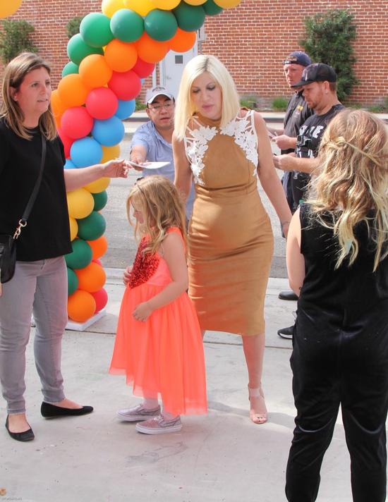 Od dwóch lat zapładniały ją... tabloidy. Wreszcie jest efekt (FOTO) Od dwóch lat zapładniały ją... tabloidy. Wreszcie jest efekt (FOTO)