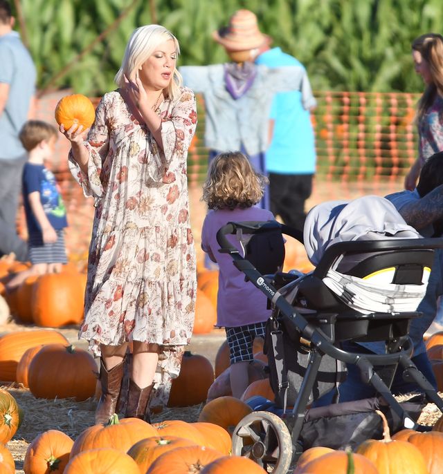 Tori Spelling z pięciorgiem dzieci na dyniowej farmie (ZDJĘCIA)