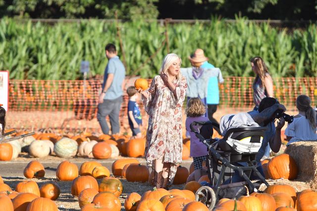 Tori Spelling z pięciorgiem dzieci na dyniowej farmie (ZDJĘCIA)