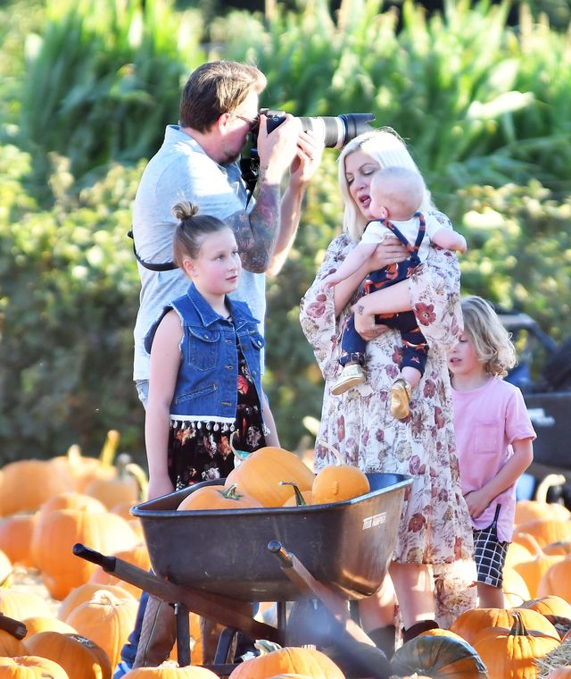 Tori Spelling z pięciorgiem dzieci na dyniowej farmie (ZDJĘCIA)