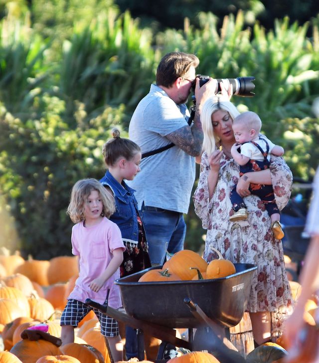 Tori Spelling z pięciorgiem dzieci na dyniowej farmie (ZDJĘCIA)