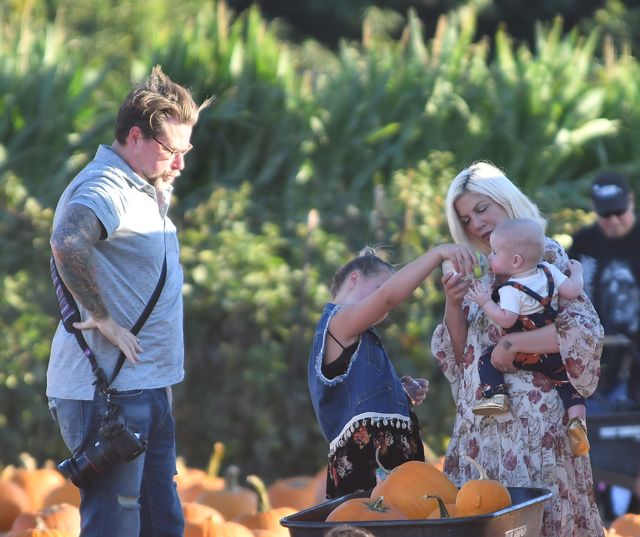 Tori Spelling z pięciorgiem dzieci na dyniowej farmie (ZDJĘCIA)