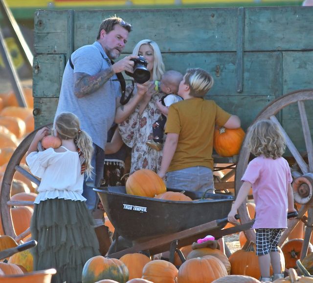 Tori Spelling z pięciorgiem dzieci na dyniowej farmie (ZDJĘCIA)