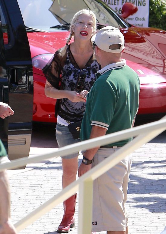 Bardzo szczupła Tori Spelling na placu zabaw z dziećmi FOTO