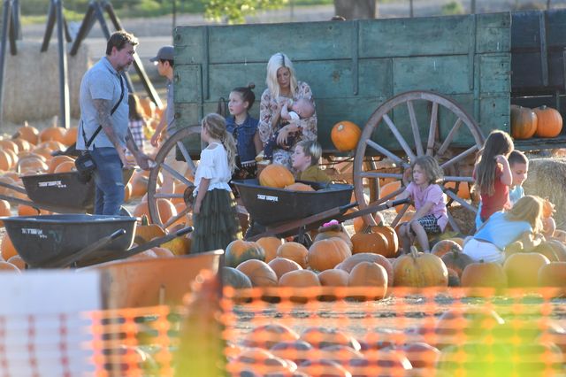 Tori Spelling z pięciorgiem dzieci na dyniowej farmie (ZDJĘCIA)