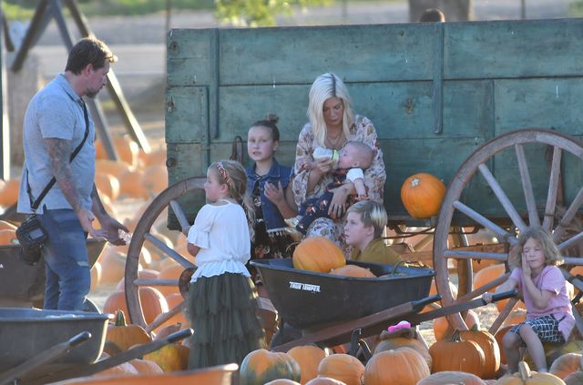 Tori Spelling z pięciorgiem dzieci na dyniowej farmie (ZDJĘCIA)