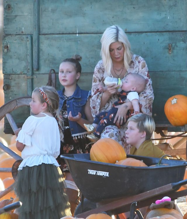 Tori Spelling z pięciorgiem dzieci na dyniowej farmie (ZDJĘCIA)