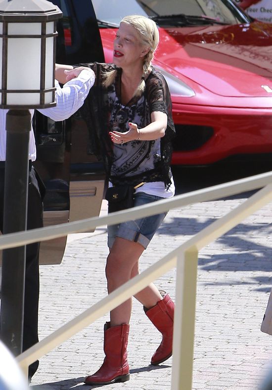 Bardzo szczupła Tori Spelling na placu zabaw z dziećmi FOTO