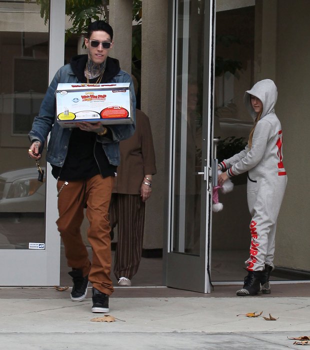 Trace i Noah Cyrus z wizytą u babci (FOTO)