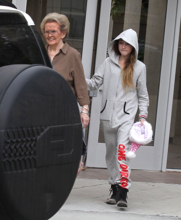 Trace i Noah Cyrus z wizytą u babci (FOTO)