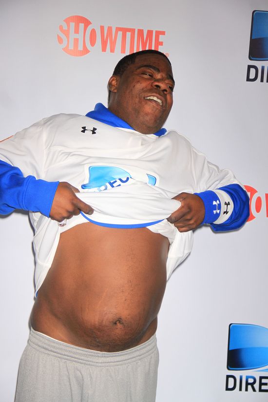 Na imprezie pokazał fotoreporterom... brzuszek (FOTO)