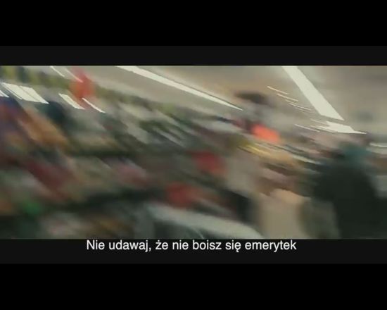HIT! Brad Pitt poluje na pangę w polskim supermarkecie VIDEO