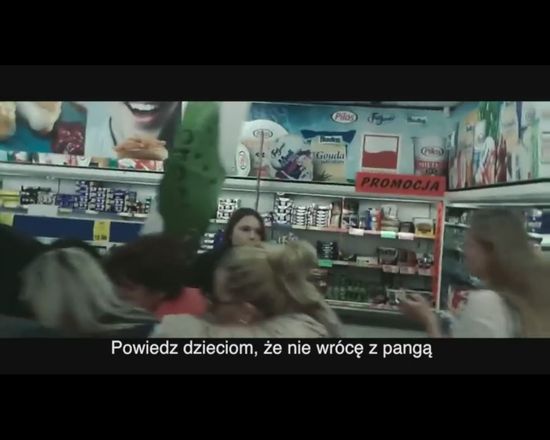 HIT! Brad Pitt poluje na pangę w polskim supermarkecie VIDEO