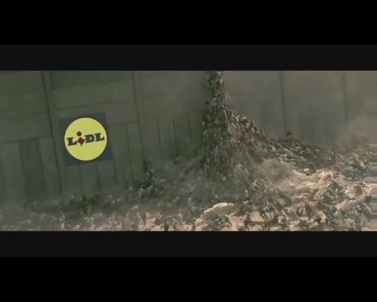 HIT! Brad Pitt poluje na pangę w polskim supermarkecie VIDEO