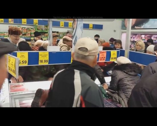 HIT! Brad Pitt poluje na pangę w polskim supermarkecie VIDEO
