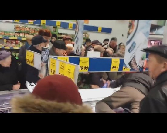 HIT! Brad Pitt poluje na pangę w polskim supermarkecie VIDEO