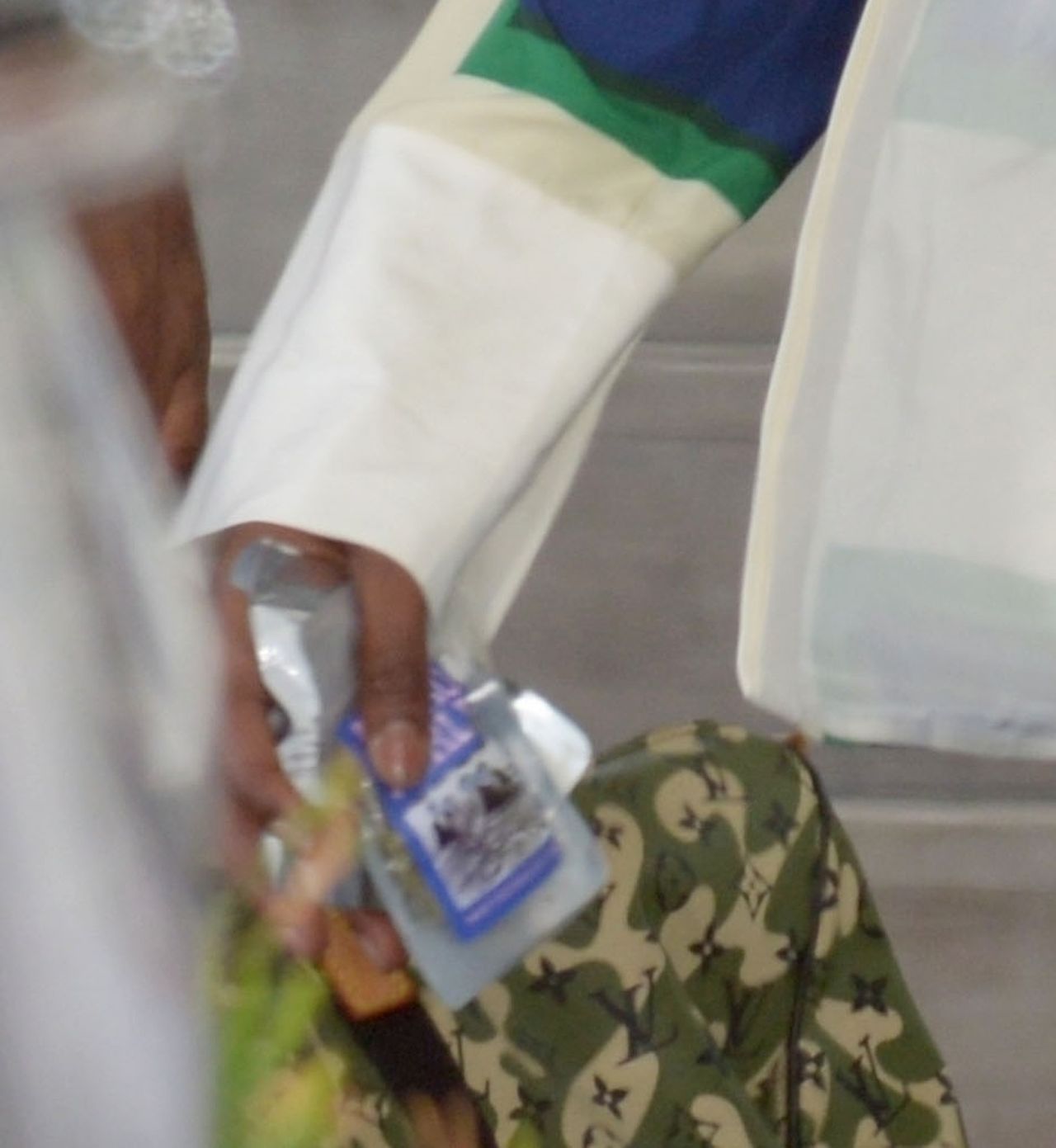 Na widok paparazzi Travis Scott ukrył to, co trzymał w rękach (ZDJECIA)