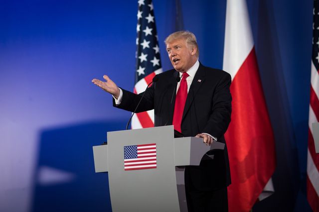 Donald Trump i Wladimir Putin przywitali się w sposób bardzo nieoficjalny Donald Trump i Wladimir Putin przywitali się w sposób bardzo nieoficjalny