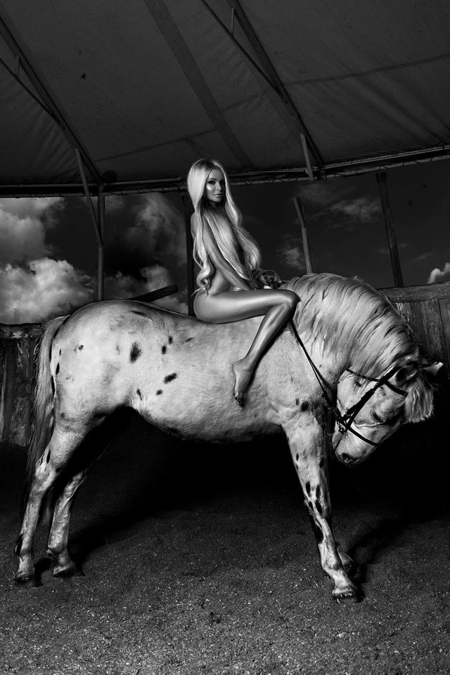 Niezwykła NAGA sesja polskiej modelki! Niezwykła NAGA sesja polskiej modelki!