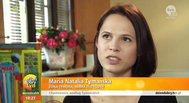 Maria Tymańska uczy Tymona, jak nosić dziecko w chuście