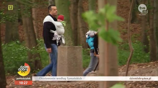 Maria Tymańska uczy Tymona, jak nosić dziecko w chuście