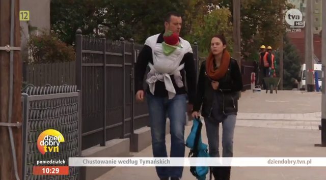 Maria Tymańska uczy Tymona, jak nosić dziecko w chuście