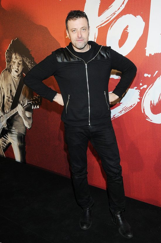 Maria Tymańska uczy Tymona, jak nosić dziecko w chuście