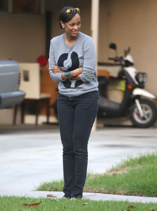 Tyra Banks w dresie i bez peruki (FOTO)