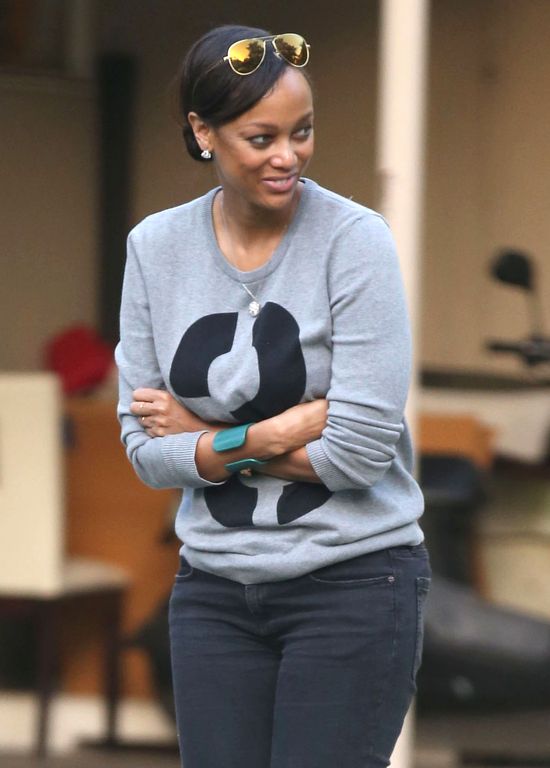 Tyra Banks w dresie i bez peruki (FOTO)