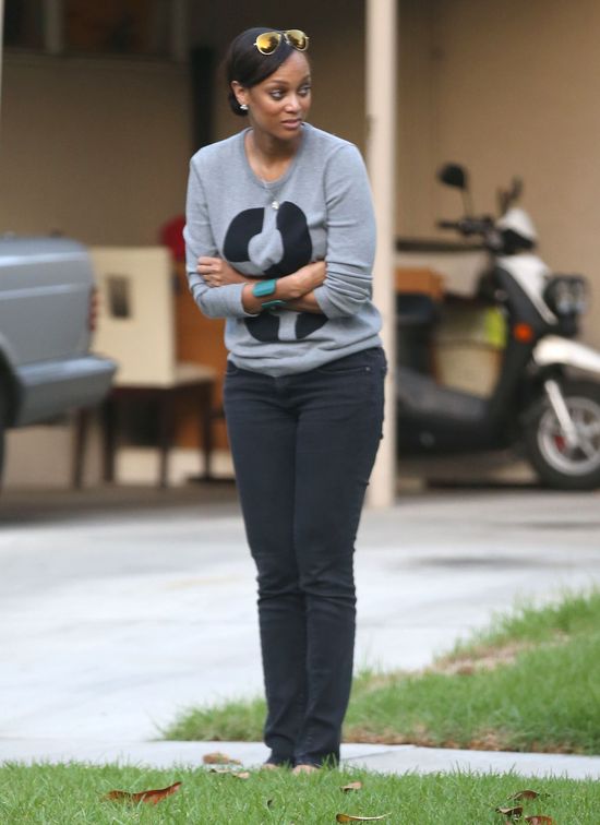 Tyra Banks w dresie i bez peruki (FOTO)