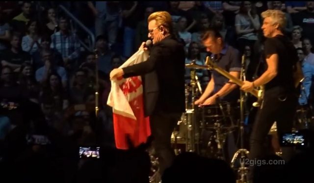 Bono z flagą Solidarności na koncercie w Berlinie [VIDEO]