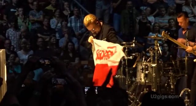 Bono z flagą Solidarności na koncercie w Berlinie [VIDEO]