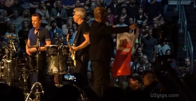 Bono z flagą Solidarności na koncercie w Berlinie [VIDEO]