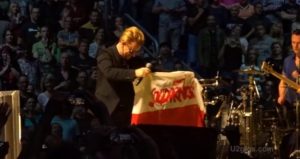 Bono z flagą Solidarności na koncercie w Berlinie [VIDEO]