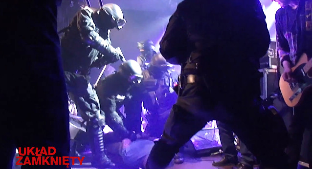 Kazik zakuty w kajdanki przez antyterrorystów (VIDEO)