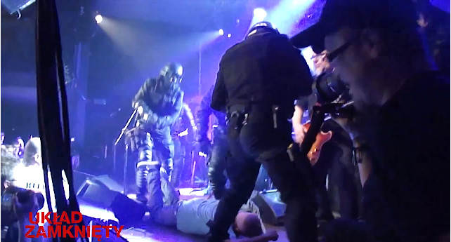 Kazik zakuty w kajdanki przez antyterrorystów (VIDEO)