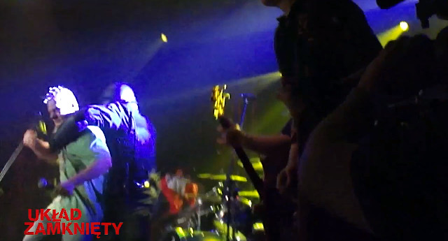 Kazik zakuty w kajdanki przez antyterrorystów (VIDEO)