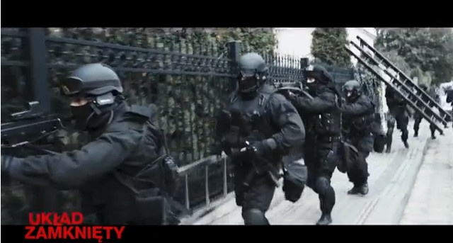 Kazik zakuty w kajdanki przez antyterrorystów (VIDEO)