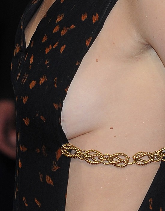 Pół piersi i mokry całus - Jennifer Lawrence jest w formie