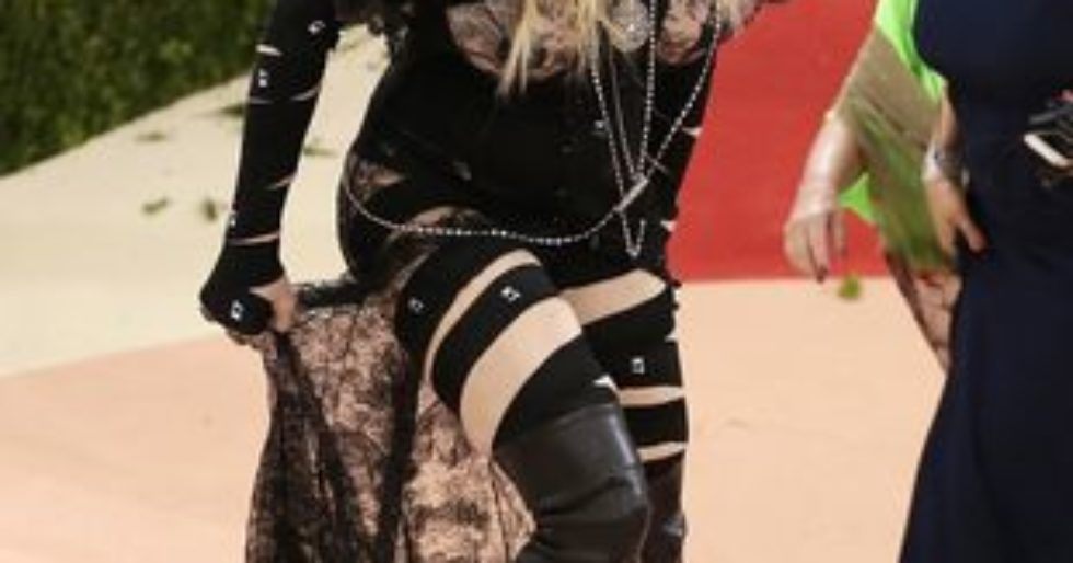 Madonna swoją kreacją STRASZYŁA na Gali MET! (VIDEO) Madonna swoją kreacją STRASZYŁA na Gali MET! (VIDEO)