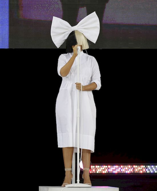 Sia pokazała się BEZ peruki! Poznalibyście?! (FOTO) Sia pokazała się BEZ peruki! Poznalibyście?! (FOTO)