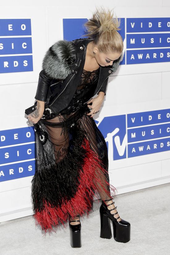 Rita Ora naprawdę przyszła W TYM na MTV VMA 2016?! (FOTO)