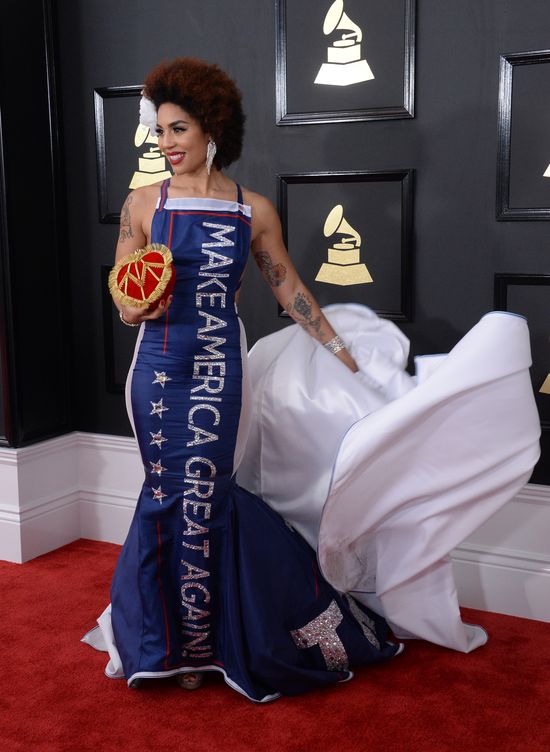 Ta suknia na Grammy wywołała ogromną falę hejtu! Lewica jej NIENAWIDZI (ZDJĘCIA) Ta suknia na Grammy wywołała ogromną falę hejtu! Lewica jej NIENAWIDZI (ZDJĘCIA)