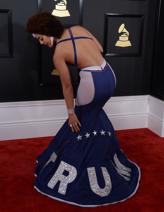 Ta suknia na Grammy wywołała ogromną falę hejtu! Lewica jej NIENAWIDZI (ZDJĘCIA) Ta suknia na Grammy wywołała ogromną falę hejtu! Lewica jej NIENAWIDZI (ZDJĘCIA)