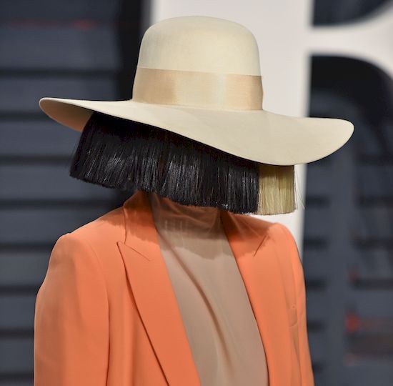 Sia pokazała się BEZ peruki! Poznalibyście?! (FOTO) Sia pokazała się BEZ peruki! Poznalibyście?! (FOTO)