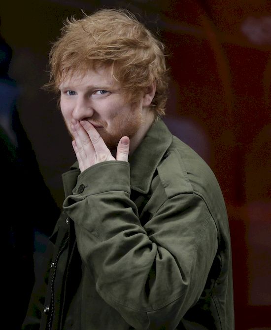 Ed Sheeran pocałował... MĘŻCZYZNĘ! (VIDEO)